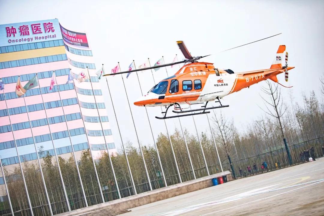 陜西日?qǐng)?bào)報(bào)道—65分鐘生命時(shí)速！直升機(jī)跨省救援助65歲患者順利轉(zhuǎn)院