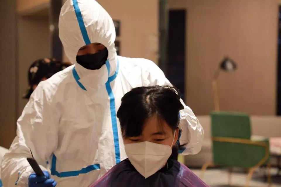 100多位赴武漢醫(yī)療隊(duì)女隊(duì)員“削”掉秀發(fā) ——武漢市委秘書長(zhǎng)說，疫情過去一定為你們請(qǐng)功！