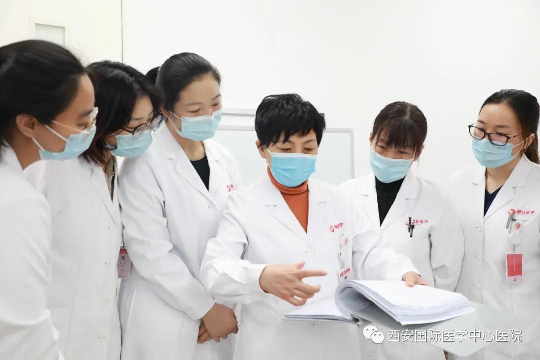 81歲老人腹大如球，一個半小時后……