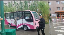 暖心！醫(yī)院下雨天安排擺渡車