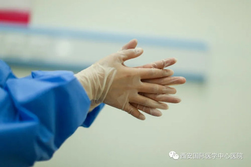 49秒！她的手，已接種了13230人