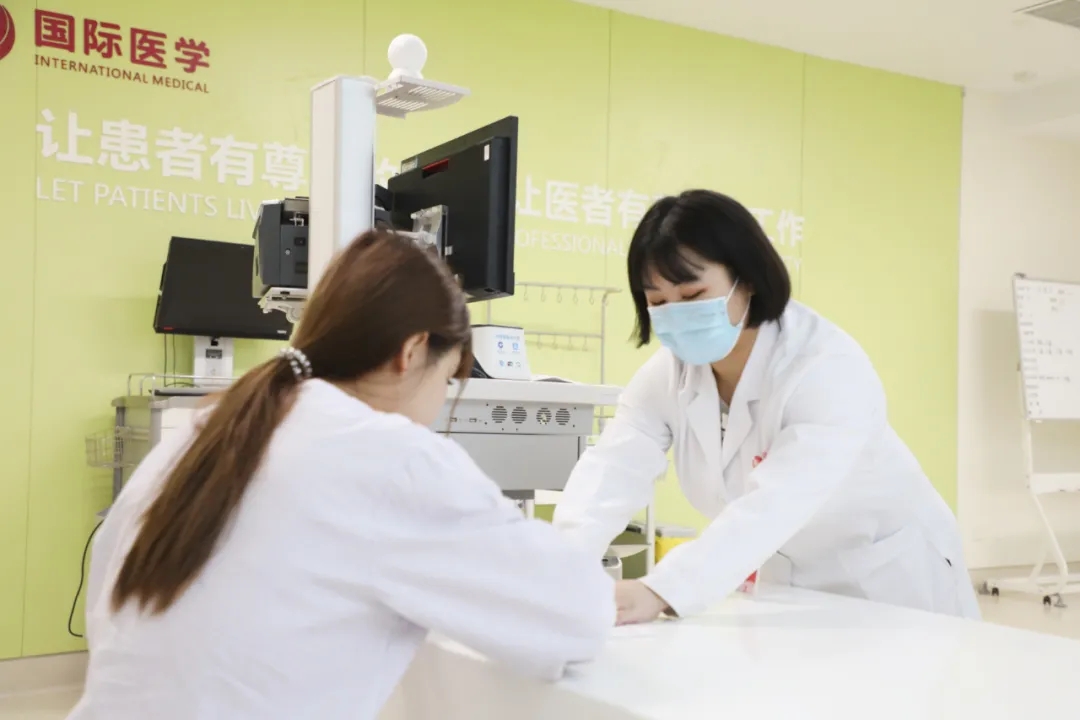 出院手續(xù)床前辦理，「移動(dòng)結(jié)算車」便民又惠民！