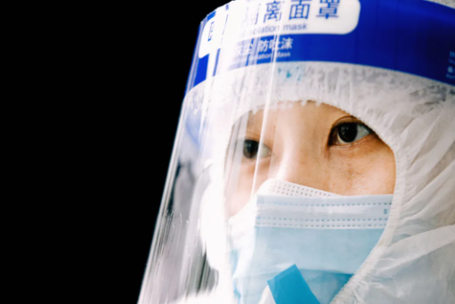 你穿防護服的樣子，真好看！