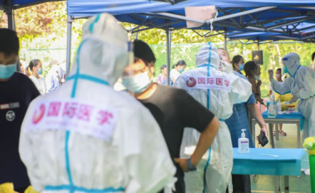泡白的雙手，濕透的衣服，高溫天氣下的這些“大白”讓人心疼