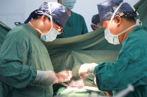 復(fù)診首日，市民排隊(duì)掃碼，有序就診……