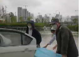 大雨天突遇車(chē)禍，從安保到醫(yī)護(hù)人員接力營(yíng)救