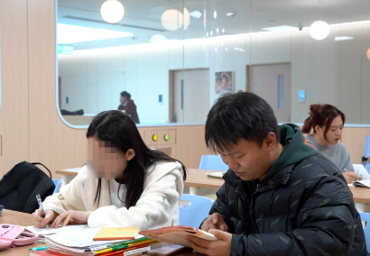 治療、學(xué)習(xí)兩不誤！病房里開啟了“小課堂”