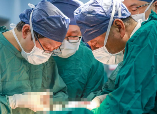 挑戰(zhàn)胸外領域“珠峰”！他為71歲老人摘除胸內巨大罕見腫瘤