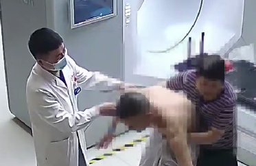 驚險！患者險些跌倒，醫(yī)生跳過治療床扶患者