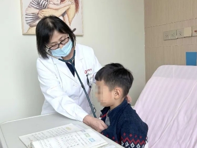 支原體肺炎來了！住院扎堆，學(xué)習(xí)桌搬到病房，孩子邊寫作業(yè)邊打點(diǎn)滴