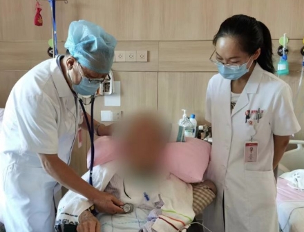 多次渡過險(xiǎn)關(guān)，身患重疾的92歲老人在醫(yī)院度過了四個(gè)不平凡的生日